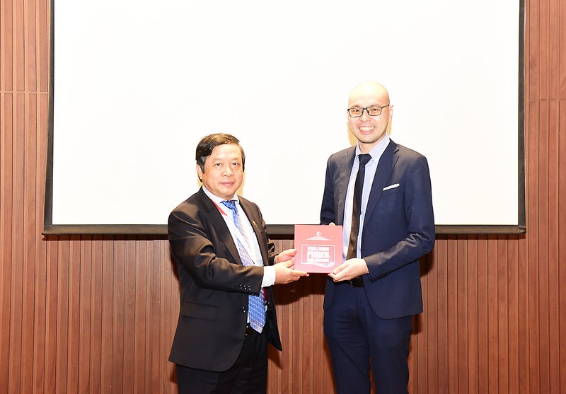 Thứ trưởng Đoàn Văn Việt tặng quà kỷ niệm đại diện Công ty Traveloka (Ảnh: Tổng cục Du lịch) 