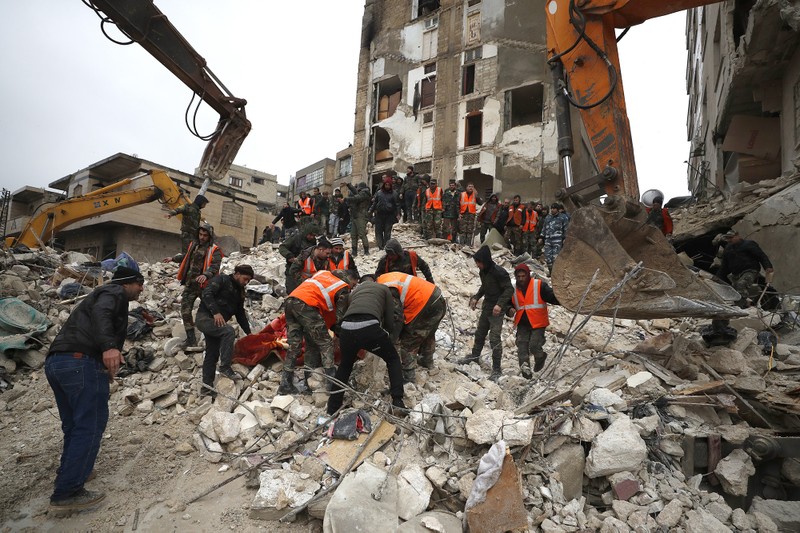 Lực lượng cứu hộ địa phương đang nỗ lực tìm kiếm các nạn nhân dưới đống đổ nát (Ảnh: CNN/AP)