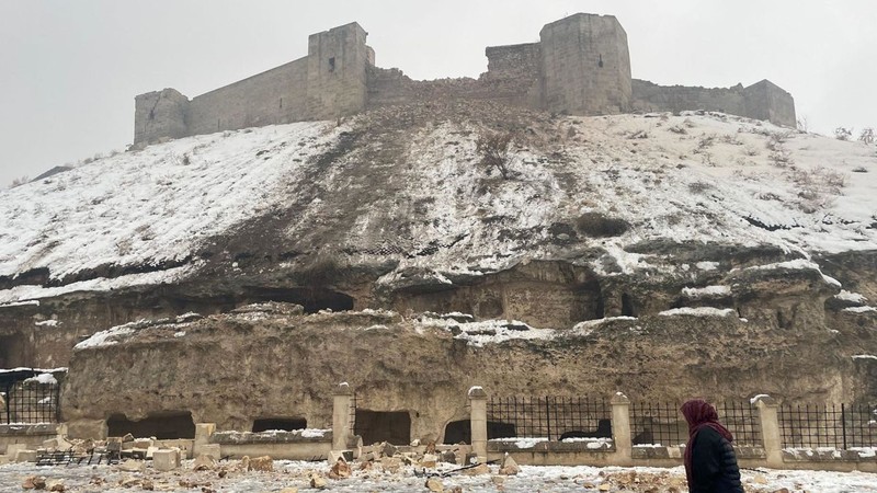 Lâu đài Gaziantep bị tàn phá một phần sau trận động đất hôm 6/2 (Ảnh: CNN, GettyImage) 