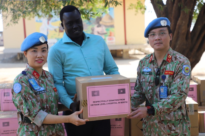 Đại diện lãnh đạo Bệnh viện dã chiến cấp 2 số 4 trao quà tặng người dân Nam Sudan.