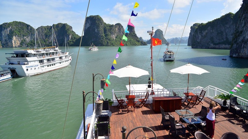 Ngắm Vịnh Hạ Long trên du thuyền là một trải nghiệm thư giãn thú vị. (Ảnh: CNN)
