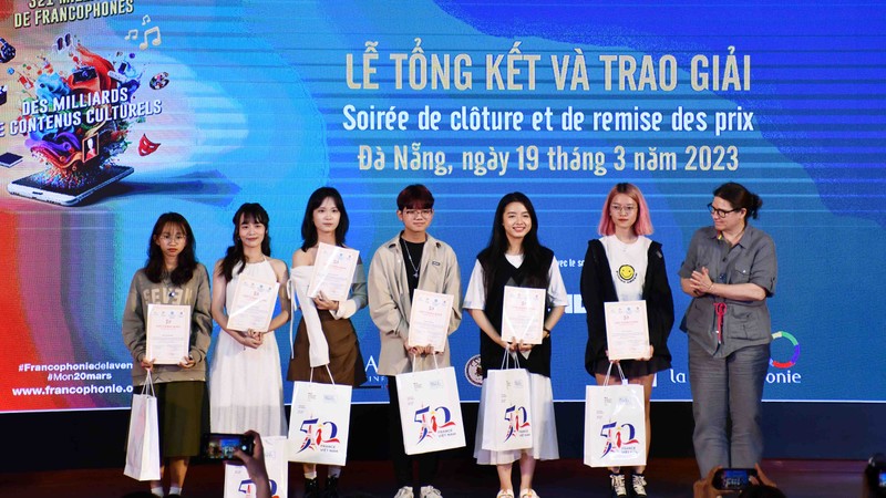 Trao giải cho các em đoạt giải tại Cuộc thi Tìm hiểu về quan hệ ngoại giao và hợp tác giữa Việt Nam-Pháp.