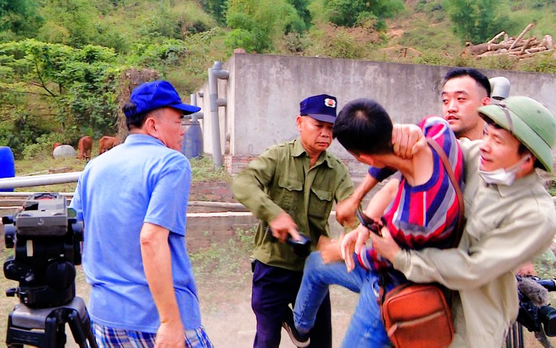 Cán bộ, nhân viên Nhà máy giấy Thuận Phát có hành vi giằng co, gạt thiết bị tác nghiệp của phóng viên Báo Dân Việt.