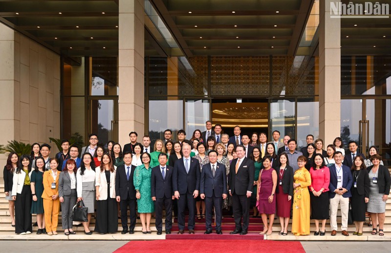 Chủ tịch Quốc hội Vương Đình Huệ cùng các đại biểu chụp ảnh lưu niệm với đoàn doanh nghiệp của Hội đồng Kinh doanh Hoa Kỳ - ASEAN. (Ảnh: Duy Linh) 