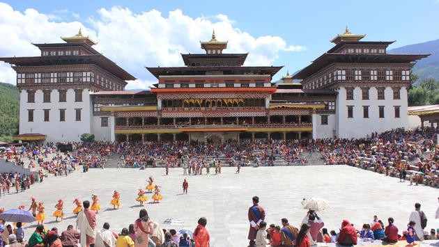 Người dân tập trung để nhận những lời chúc phúc và xem các vũ công đeo mặt nạ biểu diễn tại lễ hội Thimphu hằng năm ở Bhutan. (Ảnh: Hội đồng Du lịch Bhutan)