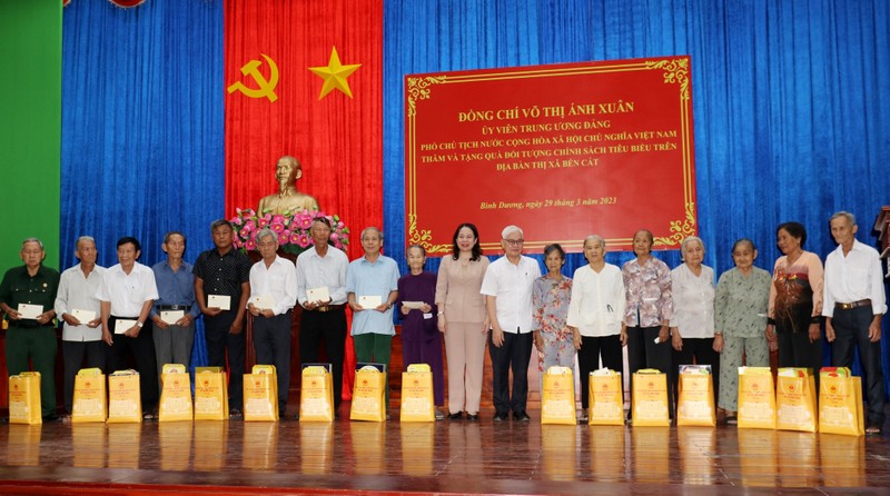 Phó Chủ tịch nước Võ Thị Ánh Xuân và lãnh đạo tỉnh Bình Dương trao tặng quà cho đối tượng, gia đình chính sách tiêu biểu.