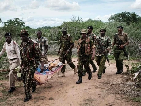Lực lượng chức năng đưa một thi thể ra khỏi khu rừng ở Shakahola, gần thị trấn ven biển Malindi, Kenya. (Nguồn: Getty Images)