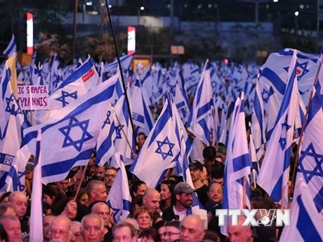 Biểu tình phản đối chương trình cải cách tư pháp của chính phủ tại Tel Aviv, Israel, ngày 6/5/2023. (Ảnh: AFP/TTXVN)