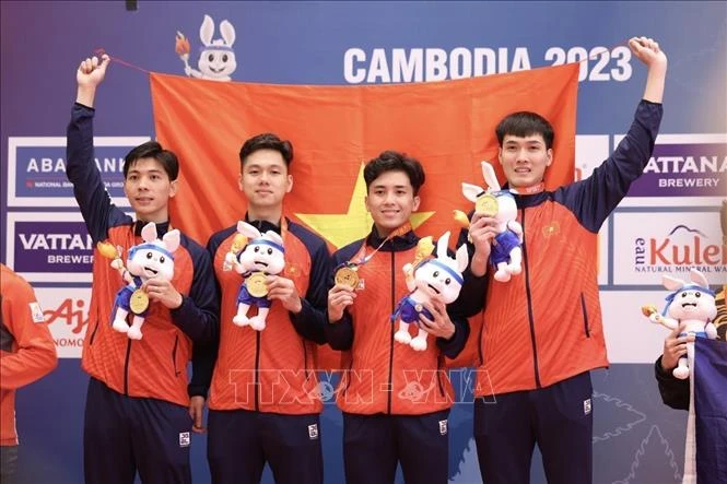 Đội tuyển Đấu kiếm Việt Nam giành Huy chương Vàng nội dung Kiếm liễu đồng đội nam sau khi xuất sắc vượt qua các vận động viên Singapore ở trận chung kết với tỉ số 45-37, giành HCV thứ 128 cho Đoàn Thể thao Việt Nam. (Ảnh: TTXVN) 