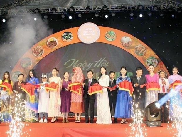 Đại diện bộ, ngành và Ban Tổ chức thực hiện nghi thức khai mạc Ngày hội Văn hóa, Ẩm thực Đông Nam Á - Việt Nam lần thứ nhất, năm 2023. (Ảnh: TTXVN)