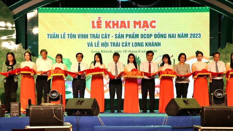 Các đại biểu cắt băng khai mạc Lễ hội trái cây Long Khánh 2023.