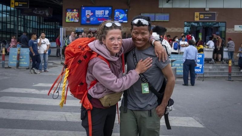 Cô Kristin Harila, người Nauy, và hướng dẫn viên Tenjen Sherpa tại Kathmandu, Nepal hôm 6/6/2023. (Ảnh: AP)