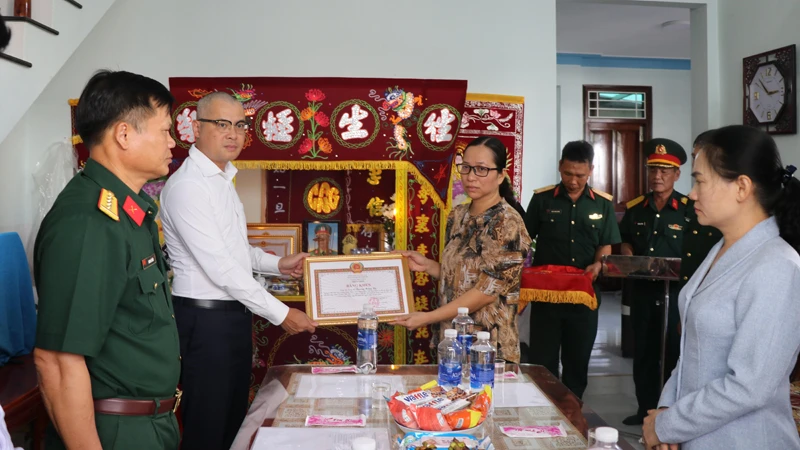Bí thư Tỉnh ủy Phú Yên Phạm Đại Dương trao Bằng khen truy tặng Trung tá Trương Hồng Kỳ cho thân nhân gia đình.