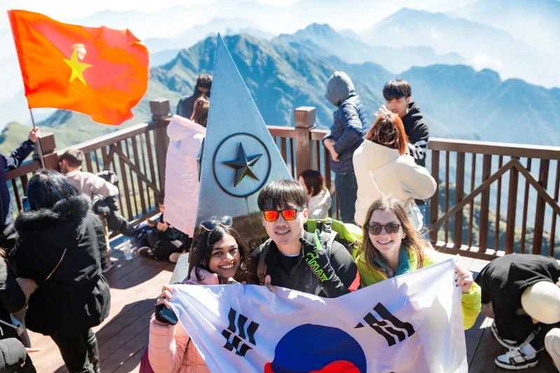 Du khách Hàn Quốc trên đỉnh Fansipan. (Ảnh: CTV)