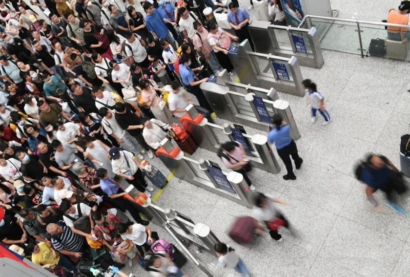 Hành khách đi qua cổng soát vé tại ga tàu Bắc Thâm Quyến ở Thâm Quyến, ngày 28/9/2023. (Ảnh: Tân Hoa Xã)