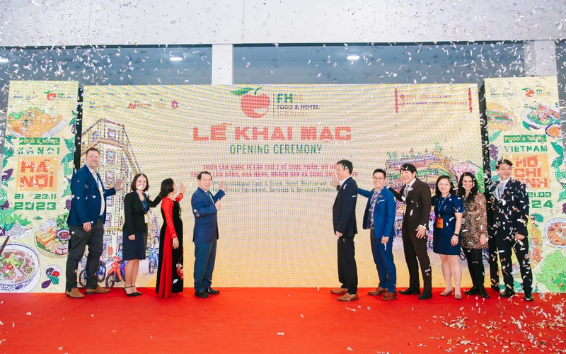 Các đại biểu khai mạc triển lãm quốc tế Food & Hotel Hanoi 2023. 