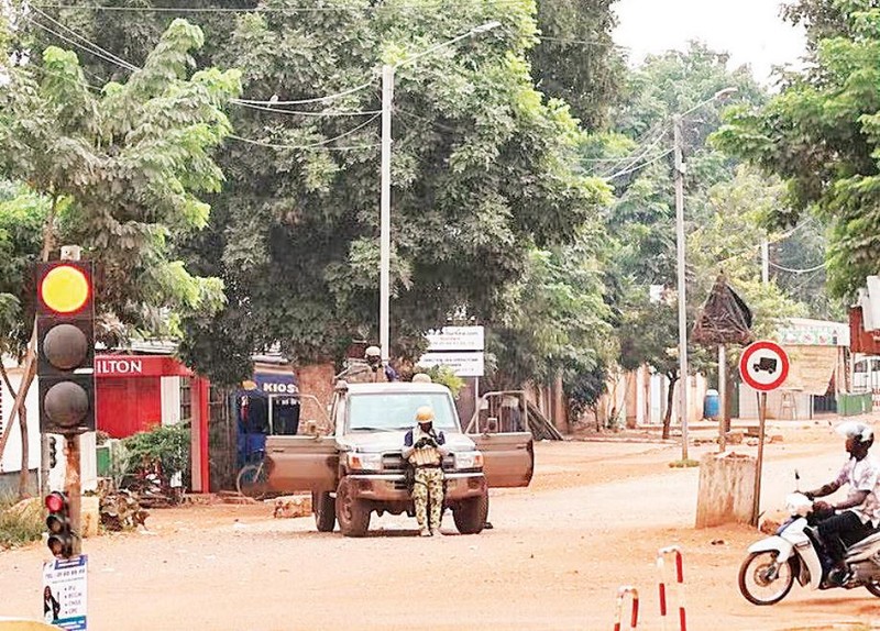 Binh sĩ được triển khai trên đường phố ở thủ đô Ouagadougou. (Ảnh AFP/GETTY)