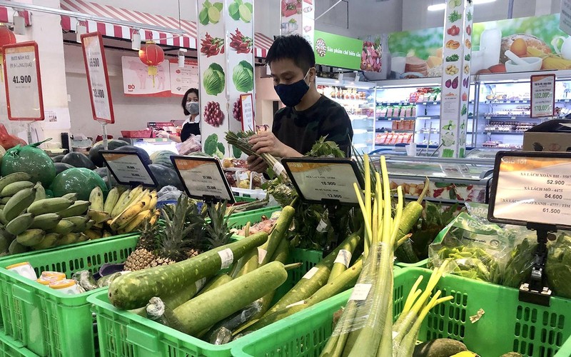 Người tiêu dùng chọn mua thực phẩm tại một siêu thị ở Hà Nội. (Ảnh MINH HÀ)