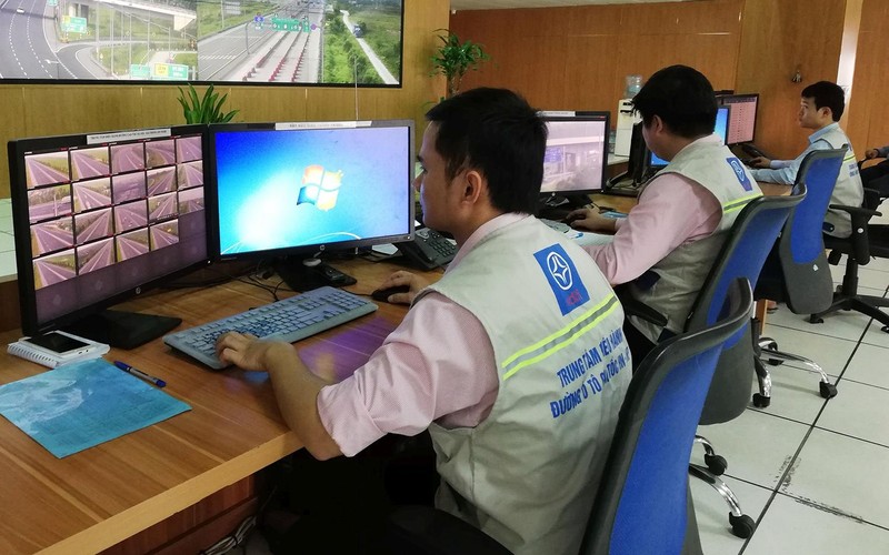 Nhân viên Trung tâm điều hành đường cao tốc Hà Nội-Hải Phòng giám sát giao thông trên tuyến.