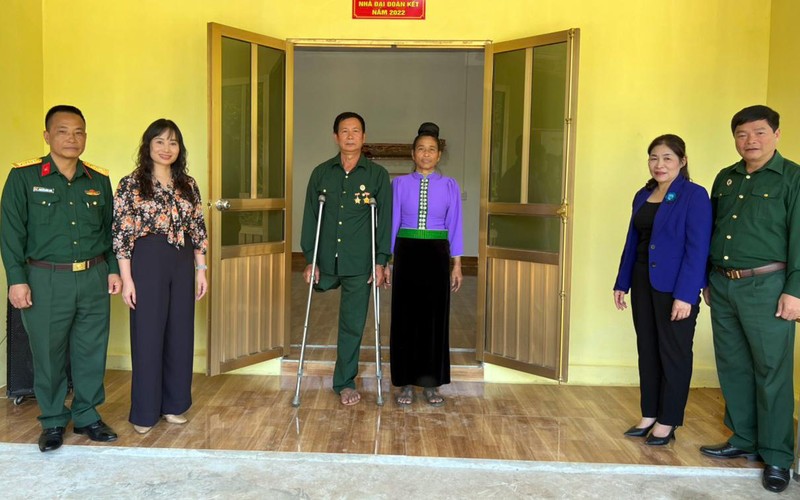 Bàn giao nhà đại đoàn kết cho gia đình ông Cầm Văn Nguyễn, bản Mường Bó, xã biên giới Lóng Sập, huyện Mộc Châu (Sơn La).