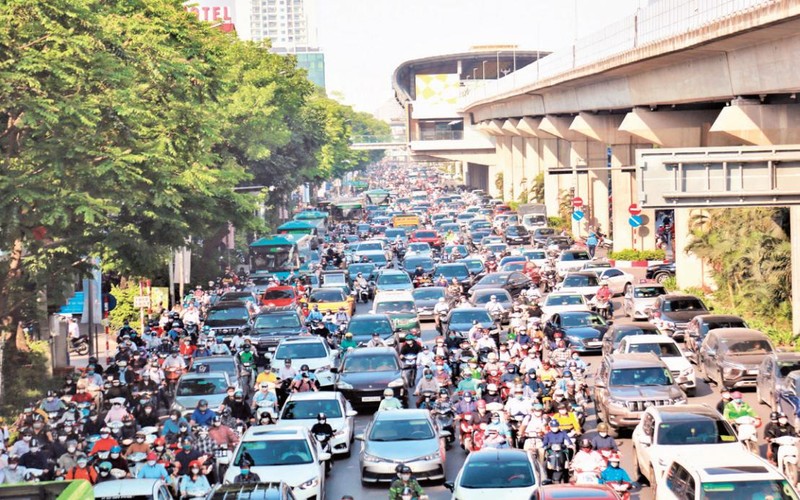 Tình trạng ùn tắc tại Hà Nội đang có diễn biến phức tạp hơn. Trong ảnh: Đường Nguyễn Trãi ùn tắc vào giờ cao điểm do quá tải các phương tiện.