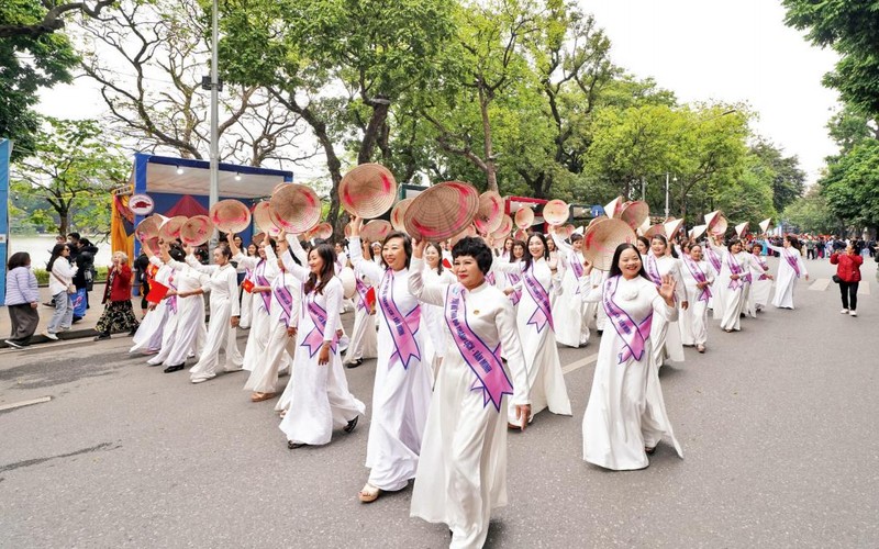 Chương trình đồng diễn áo dài của phụ nữ Thủ đô đã để lại ấn tượng đẹp trong lòng công chúng.
