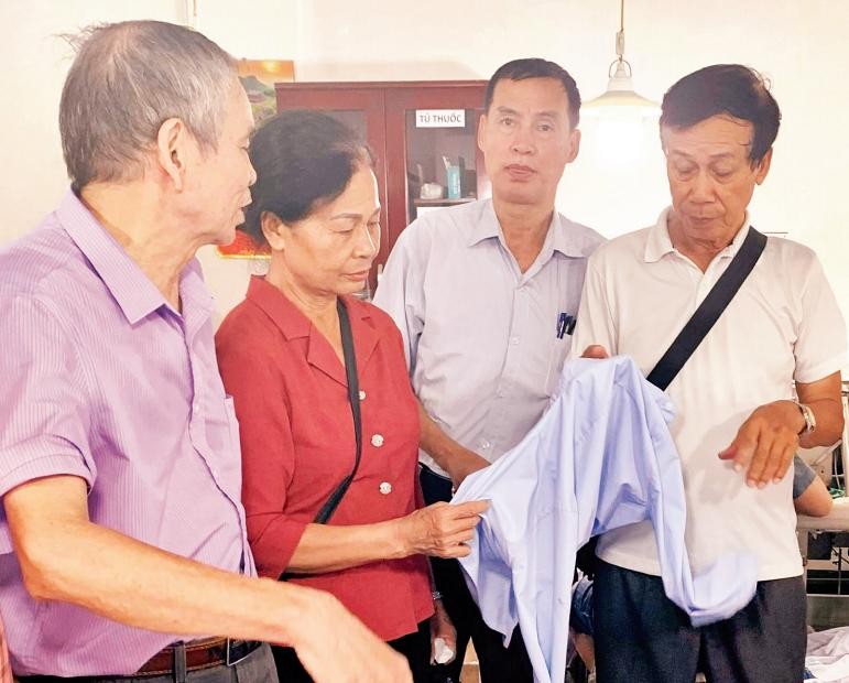 Bà Nguyễn Thị Bình (người thứ hai từ trái sang) tới thăm gia đình hội viên Hội Cựu thanh niên xung phong quận Long Biên làm kinh tế giỏi.