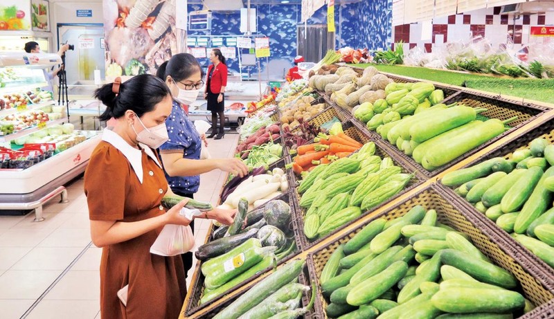 Người tiêu dùng mua rau, củ, quả được giảm giá tại siêu thị Satramart Sài Gòn.