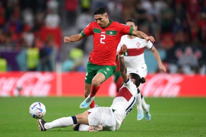 Maroc (áo đỏ) thắng thuyết phục Bồ Đào Nha để vào bán kết.