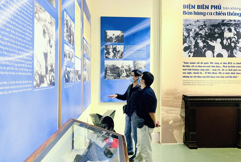 Người dân xem trưng bày chuyên đề "Điện Biên Phủ trên không - Bản hùng ca chiến thắng" tại Bảo tàng Hải Phòng.