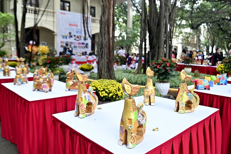 Các tác phẩm điêu khắc mèo tại Triển lãm nghệ thuật “Nhân Dân-Quý Mão 365” tại 71 Hàng Trống, Hà Nội. (Ảnh Ngọc Mai)