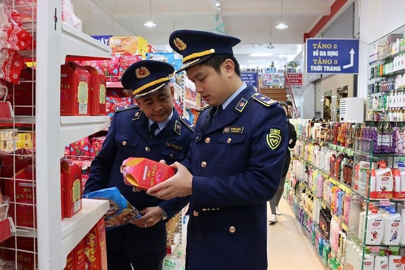 Lực lượng quản lý thị trường tỉnh Lạng Sơn kiểm tra hàng hóa tại một siêu thị trên địa bàn. (Ảnh Khánh An)