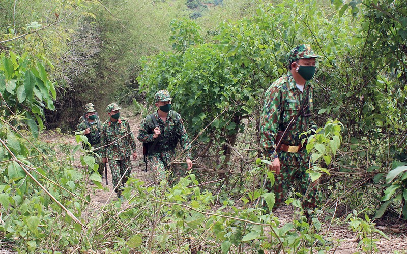 Cán bộ, chiến sĩ Bộ đội Biên phòng tỉnh Sơn La tuần tra bảo vệ biên giới.
