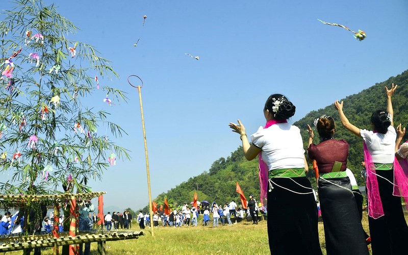 Trò chơi ném còn của người Thái thu hút sự tham gia của người dân và du khách mỗi dịp hội xuân.