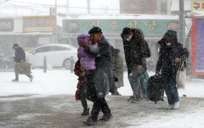Người dân Hàn Quốc trong giá lạnh.
