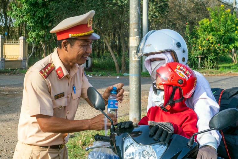 Lực lượng Cảnh sát giao thông Công an tỉnh Đồng Nai hỗ trợ người dân về quê đón Tết.
