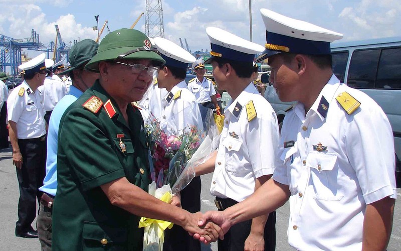 Thượng tướng Bùi Văn Huấn đến với cán bộ, chiến sĩ Trường Sa.