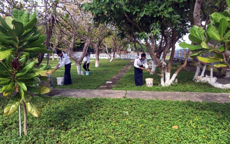 Bộ đội chăm sóc cây xanh trên đảo Trường Sa. 
