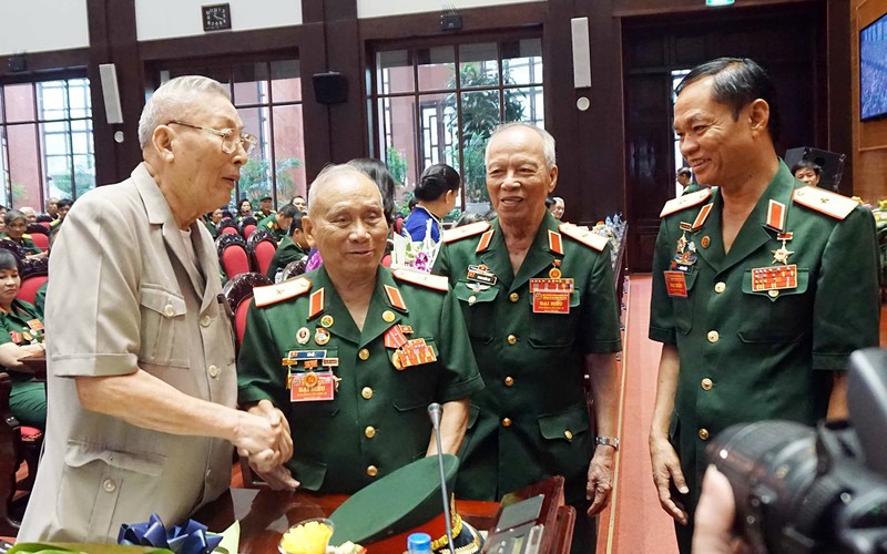 Trung tướng Đồng Sỹ Nguyên và lãnh đạo Hội Truyền thống Trường Sơn-Đường Hồ Chí Minh Việt Nam, tại Đại hội nhiệm kỳ II, ngày 18/5/2016. (Ảnh tư liệu)