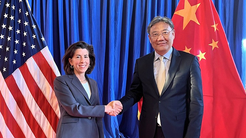 Bộ trưởng Thương mại Mỹ Gina Raimondo và người đồng cấp Trung Quốc Vương Văn Đào. (Ảnh TWITTER)