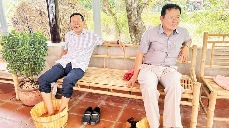 Du khách trải nghiệm dịch vụ ngâm chân bằng thảo dược tại ấp Thiềng Liềng, xã Thạnh An, huyện Cần Giờ.