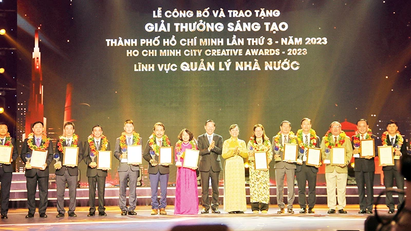 Lãnh đạo Ủy ban nhân dân thành phố trao Giải thưởng Sáng tạo lần thứ 3 cho các tập thể.