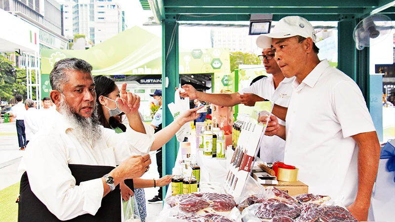 Khách tham quan các gian hàng giới thiệu sản phẩm xanh trong khuôn khổ Diễn đàn kinh tế Thành phố Hồ Chí Minh năm 2023. (Ảnh THẾ ANH)
