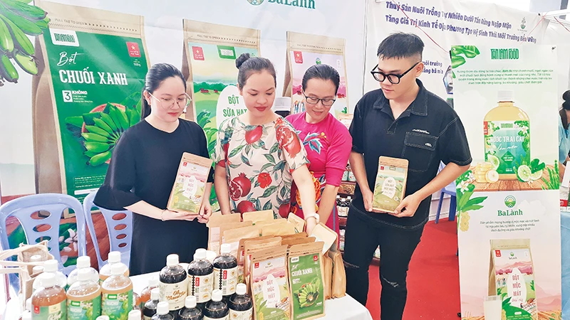 Công ty TNHH Ba Lành trưng bày sản phẩm nông nghiệp hữu cơ tại lễ phát động hưởng ứng Ngày hữu cơ Việt Nam 19/9.