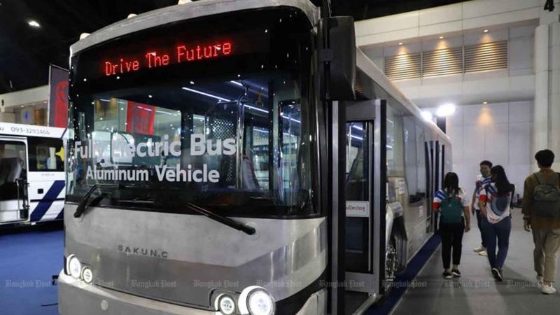 Thái Lan sẽ loại bỏ xe buýt chạy xăng ở thủ đô
