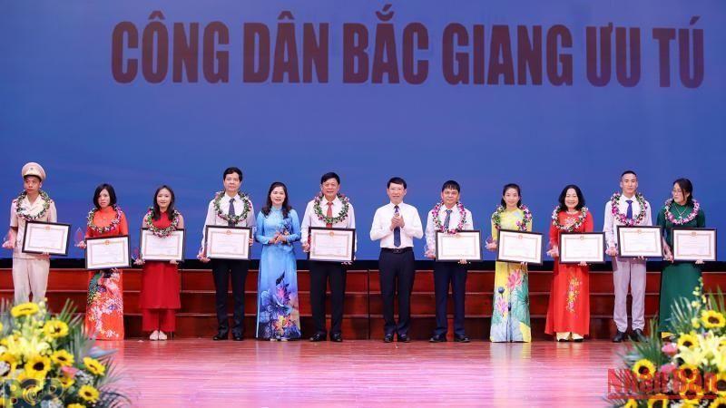 Lãnh đạo tỉnh Bắc Giang trao danh hiệu “Công dân Bắc Giang ưu tú” cho các cá nhân tại buổi lễ.
