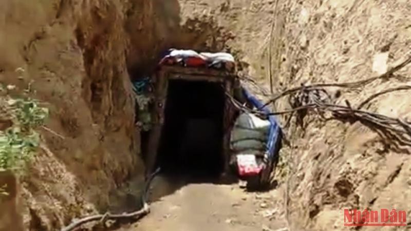 Đường hầm vào khu vực khai thác khoáng sản. 