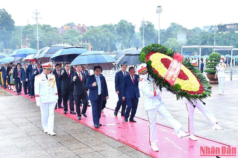 Các đồng chí lãnh đạo Đảng, Nhà nước cùng các đại biểu Quốc hội dâng hoa, vào Lăng viếng Chủ tịch Hồ Chí Minh trước lễ khai mạc Kỳ họp thứ tư, Quốc hội khóa XV.