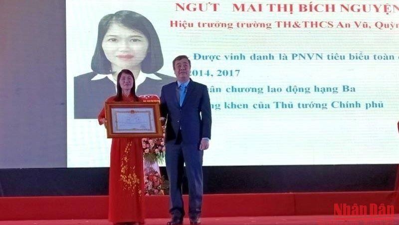 Bí thư Tỉnh ủy Thái Bình Ngô Đông Hải trao danh hiệu “Nhà giáo ưu tú” cho cô giáo Mai Thị Bích Nguyện.