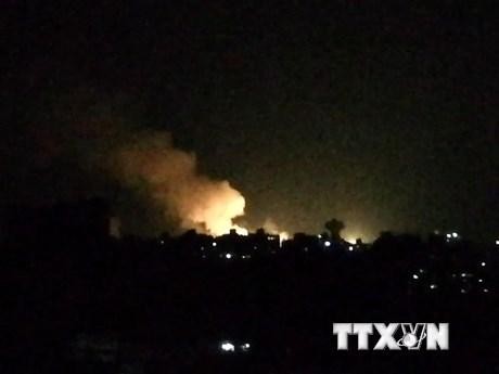 Khói lửa bốc lên sau một vụ không kích xuống khu vực Damascus, Syria. (Ảnh: AFP/TTXVN)